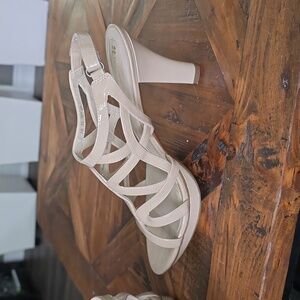 Brand New Naturalizer Strappy Platform sandals Heels 8.5